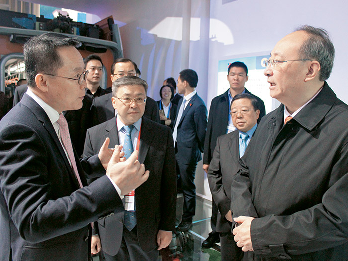  四川省委副书记、省长尹力在2016年西博会莅临成都展馆OB视讯有轨电车展区